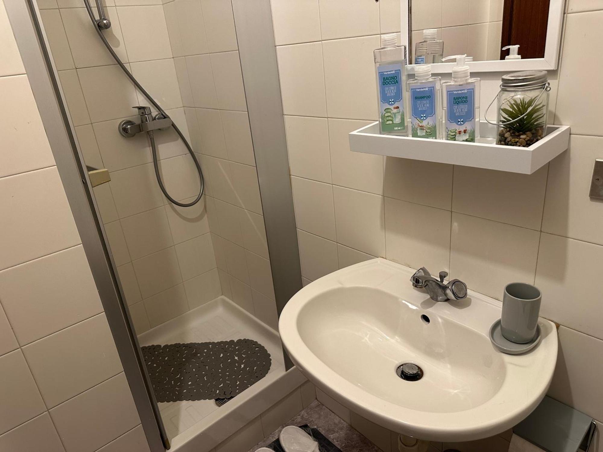 Flat In City Centre Tirano - 10 Minutes From Bernina Express Appartement Buitenkant foto