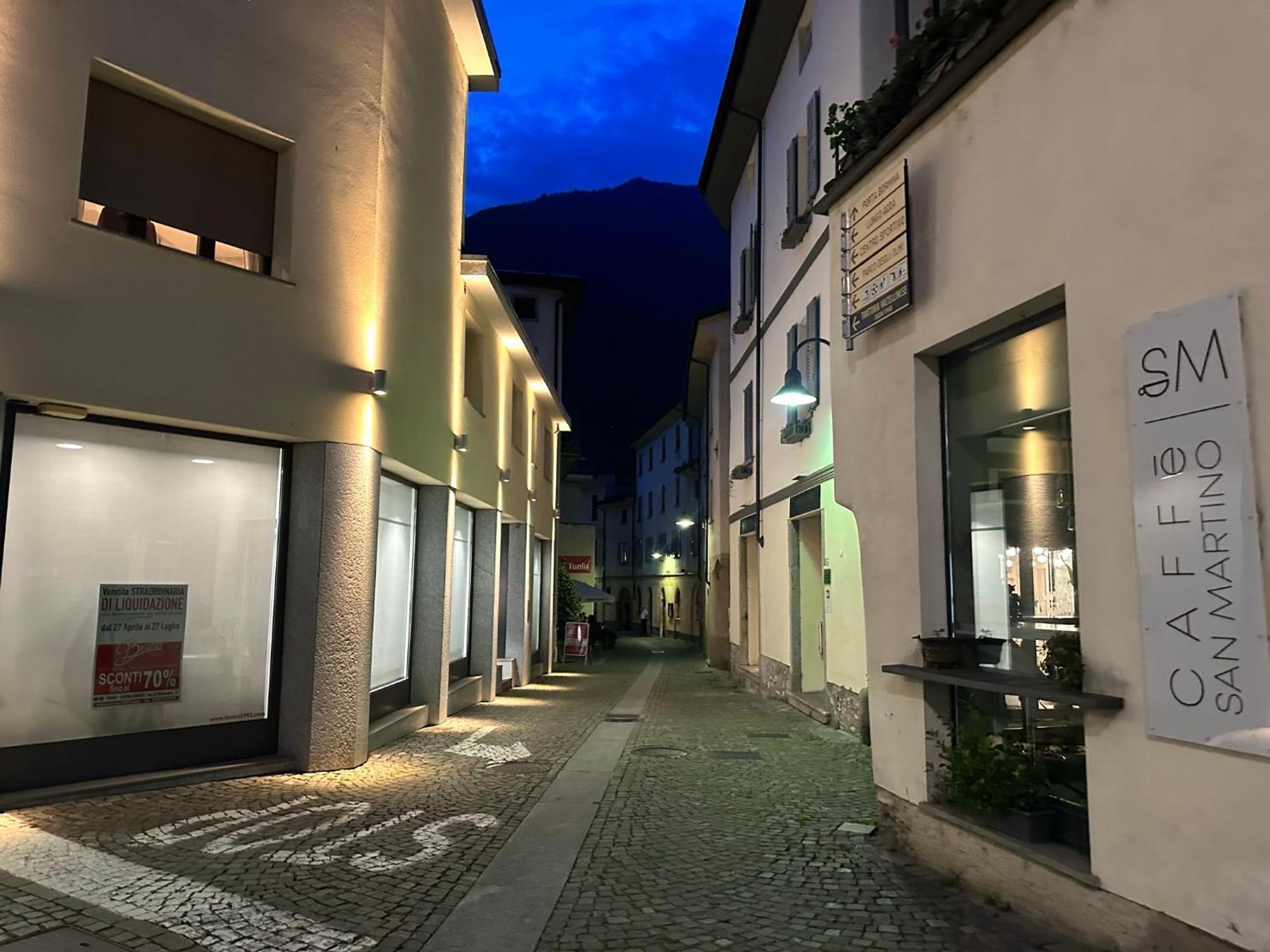 Flat In City Centre Tirano - 10 Minutes From Bernina Express Appartement Buitenkant foto